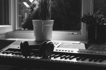 Keyboard lernen. Ein Keyboard am Fenster