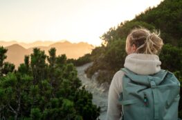 junge Frau wandert durch die Alpen