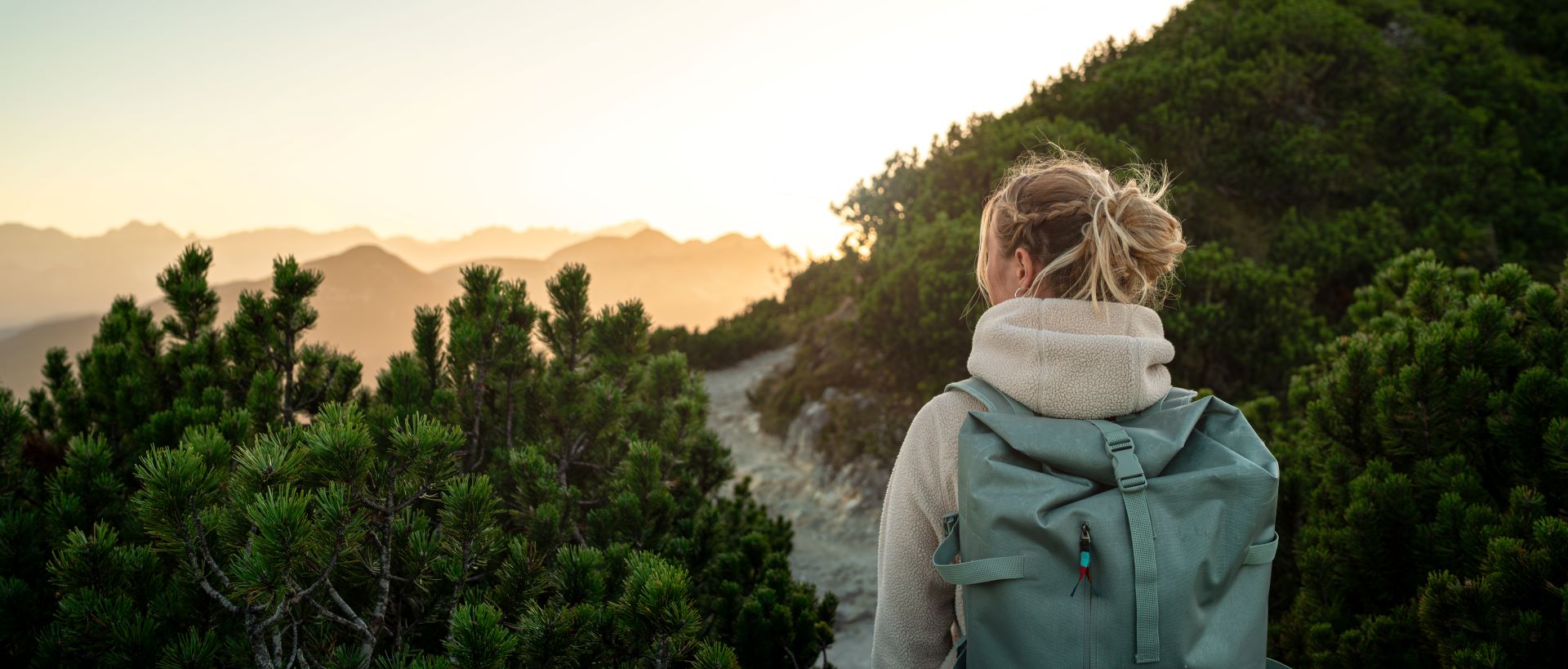 junge Frau wandert durch die Alpen