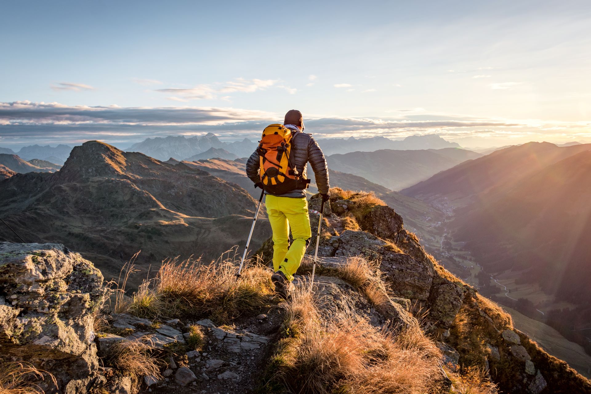 Bergsteiger beim Wandern in den Bergen im Morgenlicht