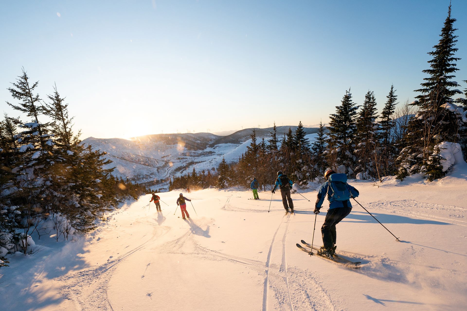 Gruppe von Freunden beim Skifahren