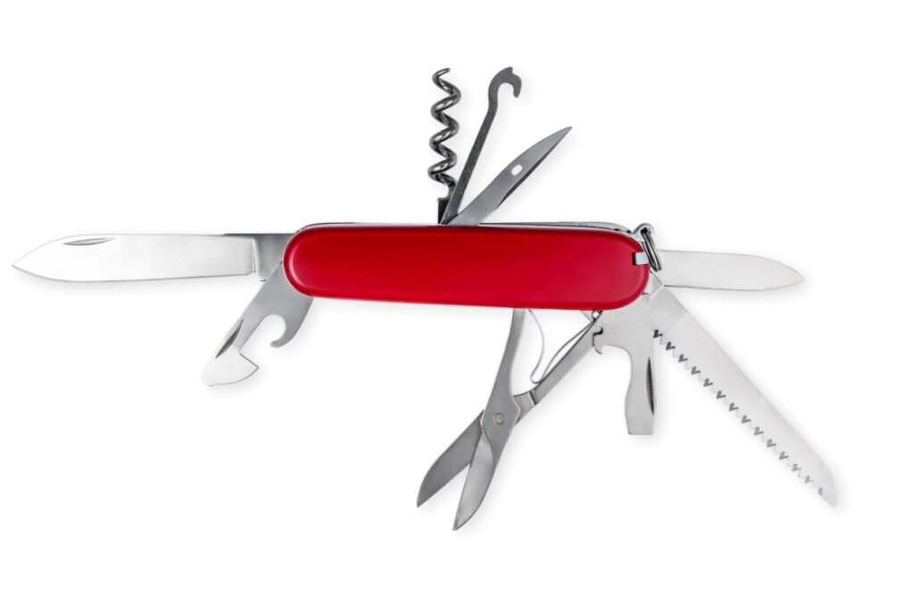 Rotes Taschenmesser mit mehreren ausgeklappten Werkzeugen, darunter Klinge, Schere, Säge und Korkenzieher – ideal für Outdoor-Abenteuer und den Alltag.