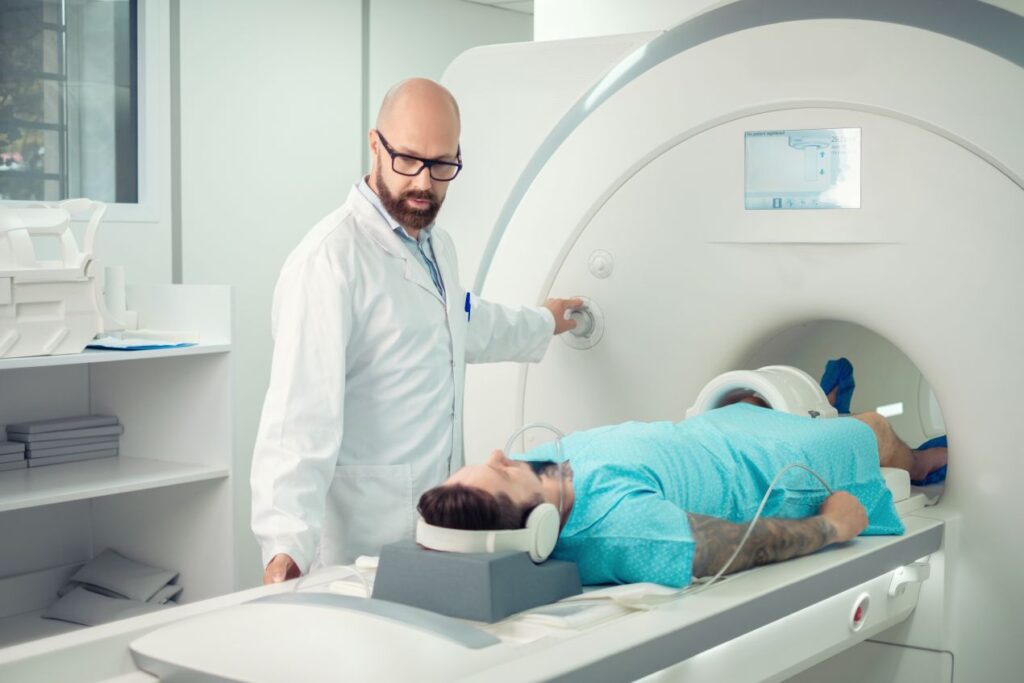 Arzt führt eine MRT-Untersuchung bei einem Patienten in der Radiologie Köln durch. Hochmoderne Technologie für detaillierte Diagnosen.