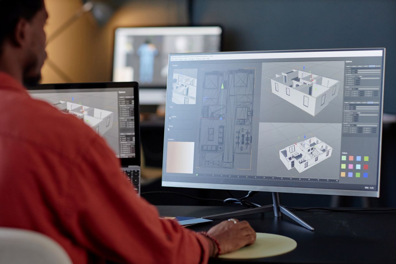 Ein Designer plant mit 3D-Software-Schreiner ein Büro auf einem Computerbildschirm. Die Software ermöglicht eine präzise Visualisierung von Raumkonzepten.