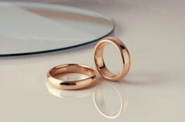 Zwei elegante Partnerringe aus Roségold